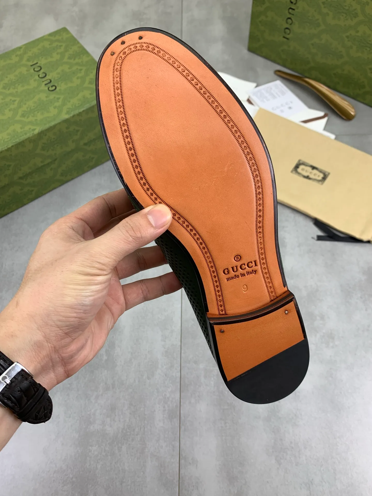 Factory price P980💰💎💎💎Top version (original high-grade genuine leather outsole) Full upper and inner lining cowhide punching design (summer essential) Brand: [GUCCi] Gucci's new business formal casual leather shoes Standard code: Men's size 39–44 (38 45 46 needs to be customized) Grade: Same as the official website Original quality Material: Original calfskin Water-dyed cowhide lining Original genuine leather outsole Style categories: Men's fashion Formal casual leather shoes Slip-on men's shoes series Young fashion European and American trends British style Casual matching Comfortable feet Color: 3️⃣ colors available Actual pictures